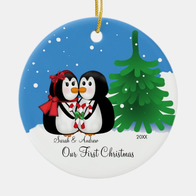 Pinguin-Paare unsere erste Weihnachtsverzierung Keramikornament (Vorne)