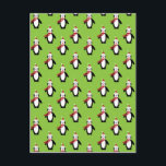 Pinguin Pattern Feiertagspostkarte<br><div class="desc">Dieses Weihnachtspenguin-Muster hat eine moderne Note mit klassischen roten und weißen Farben. Der Hintergrund ist eine lebendige grüne Farbe.</div>