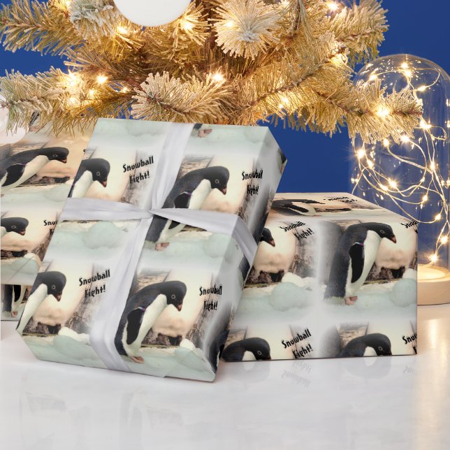 Pinguin Snowball Fight Wrapping Paper Geschenkpapier (Feiertage)