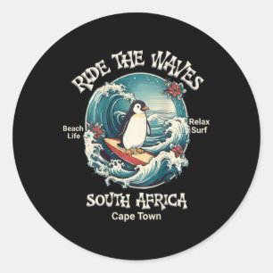 Pinguin surft Wellen Südafrika Cape Cod Surft Runder Aufkleber