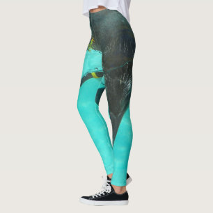 Pinguin taucht in blaues Wasser auf Leggings