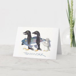 Pinguin Teamwork zeichnend auf Mitteilungskarten