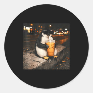 Pinguin trinkt eisgekühlten Kaffee lustiges Tier-M Runder Aufkleber