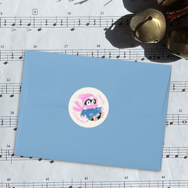 Pinguin verwickelt in Licht Weihnachtsaufkleber Runder Aufkleber (Cute penguin entangles in Christmas light round Holiday sticker . )