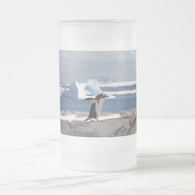 Pinguin vor einem Eisbogen Mattglas Bierglas (Mittel)