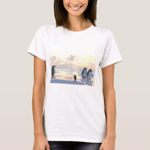 Pinguine, die auf einer Eisscholle abkühlen T-Shirt