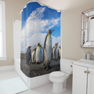 Pinguine, die den blauen Himmel marschieren Duschvorhang