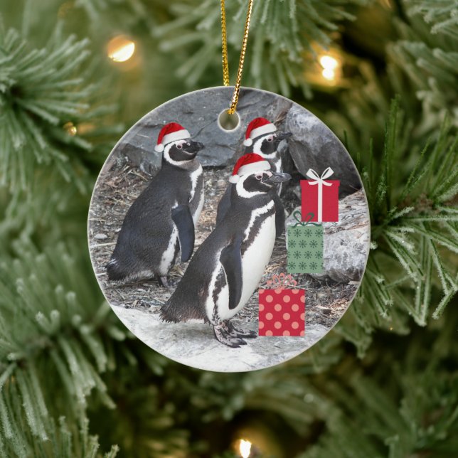 Pinguine, die einen Urlaub in Roten Weihnachtsmann Keramik Ornament (Baum)