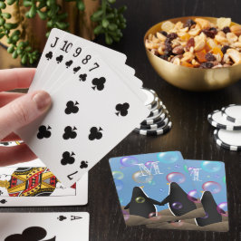Pinguine halten Flossen und beobachten Blasen Spielkarten