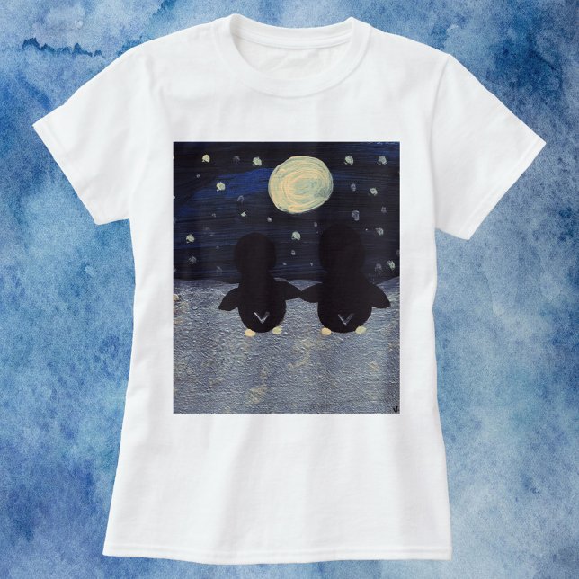 Pinguine halten Hände im Schnee durch das Mondlich T-Shirt (A shirt with two cute penguins holding hands on a snowy evening with a full moon.)
