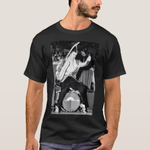 Pinguine marschieren über eisige Schneefelder T-Shirt
