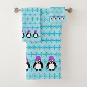 Pinguine mit Lila Hasen in einer Reihe Badhandtuch Set