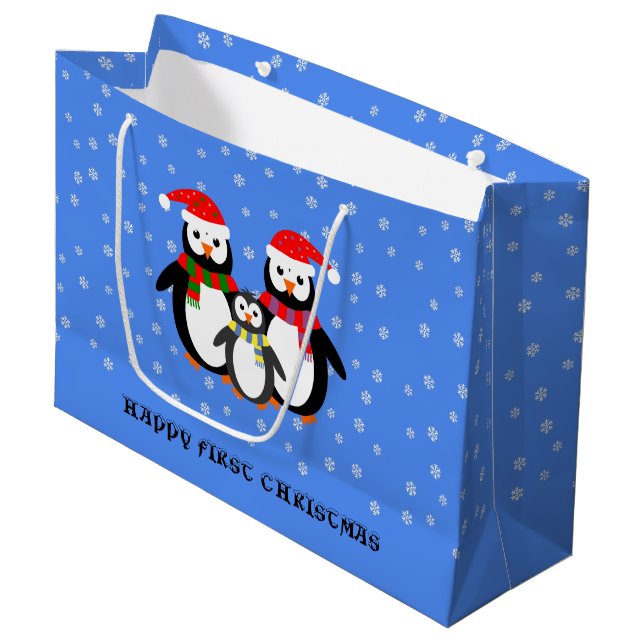 Pinguine zum ersten Weihnachtsgebrauch blau Große Geschenktüte (Vorderseite Schrägansicht)