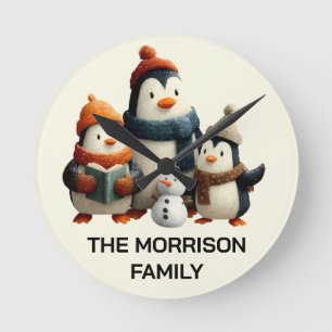 Pinguinfamilie im Winter mit Schneemann Runde Wanduhr