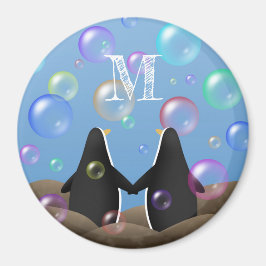 Pinguinfreunde schauen auf mit Monogramm Blasen Magnet