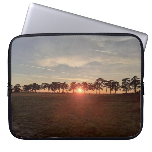 Pinienallee Laptopschutzhülle (Vorderseite)
