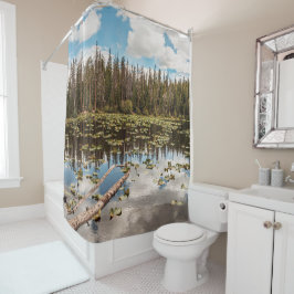 Pinienbäume Reflection // Natürliches Licht Duschvorhang