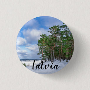 Pinienwald an der Küste Lettlands Button