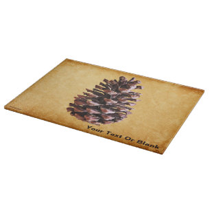 Pinienzapfen auf Vintage-Papier Schneidebrett