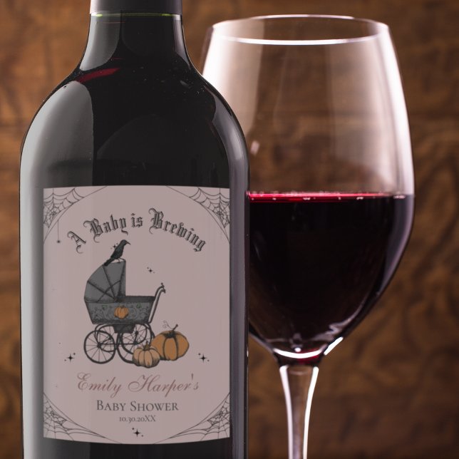 Pink A Baby ist eine Babydusche Weinetikett (Elegant Gray Gothic Halloween Baby Shower A Baby is Brewing Wine Label. Spooky Vintage Baby Carriage)
