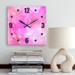 Pink Abstrakt Watercolor Galaxy Fett Typografie Quadratische Wanduhr<br><div class="desc">Die lila, rosa Sternenzahlen funkeln auf einem abstrakten Aquarellhintergrund in dappliertem Rosa. Entspannen Sie in Ihrem Lieblingssaal mit dieser atemberaubenden, dynamischen Wanduhr. Ihre Wahl einer rund oder quadratisch gedrehten Uhr. Macht ein großartiges Geschenk für die Hauswärmung! Sie können diese Wanduhr leicht personalisieren. Bitte schicken Sie mir eine Nachricht mit Fragen...</div>