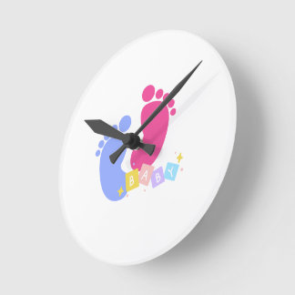 Pink and Blue Baby Footprints and Blocks Runde Wanduhr