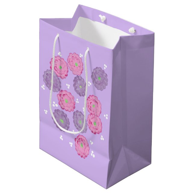 Pink and Purple Flowers on Lavender Gift Bags Mittlere Geschenktüte (Vorderseite Schrägansicht)