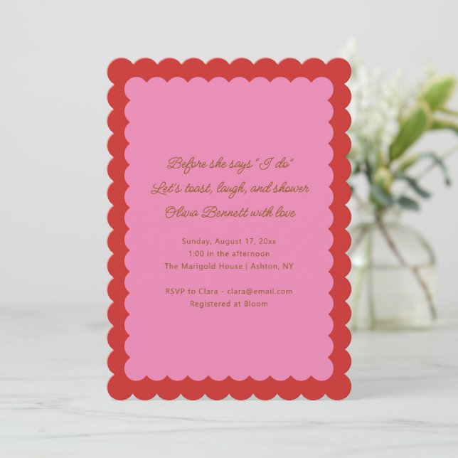 Pink and Red Scalloped Edge Bridal Shower Einladung (Stehend Vorderseite)