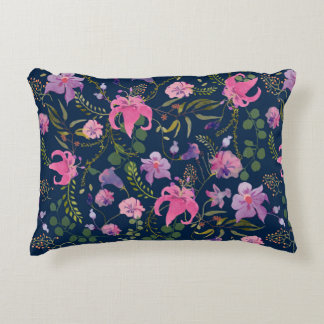 Pink and violet flowers with green leaves on the d dekokissen