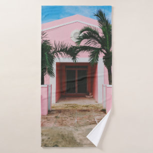 PINK AND WHITE CONCRETE HOUSE IN DER NÄHE DER GRÜN BADEHANDTUCH