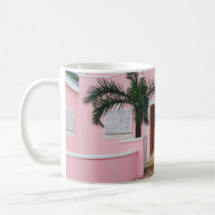 PINK AND WHITE CONCRETE HOUSE IN DER NÄHE DER GRÜN KAFFEETASSE