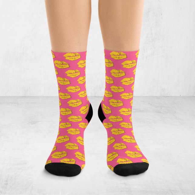 Pink and Yellow Pop Art Kissing Lips XOXO Socken (Von Creator hochgeladen)
