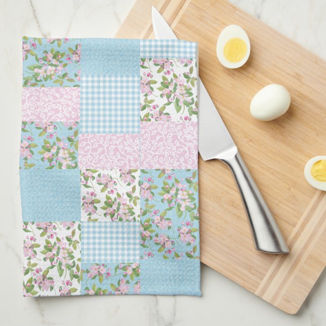 Pink Apple Blossom auf Blue Imitats Patchwork Handtuch (Viertel Falte)