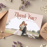 Pink Arch Wedding Danke<br><div class="desc">Elegante und minimale Hochzeit danke Fotokarte mit einem großen rosa Bogen Rahmen mit einem Wirblen Serif-Schriftart,  der "danke" an der Spitze sagt. Sie können ein zweites Bild auf der Rückseite mit einer Nachricht hinzufügen.</div>