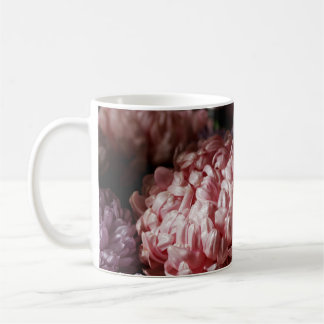 Pink Aster Bouquet: Barockbeleuchtung. Kaffeetasse