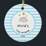 Pink Baby Dino | First Christmas Baby Blue Strip Keramik Ornament<br><div class="desc">Elegantes, modernes und niedliches Foto Weihnachtsschmuck auf babyblauen Streifen Muster. Diese Vorlage zeigt eine anmutige Abbildung von Pink Baby Dinosaurier, die unter den goldgelben Sternen schlafen, mit dem Namen des Baby. Umkehren, um ein schönes Baby Foto in rot Streifen Rahmen zu enthüllen. Ideal für Junge und Mädchen. Perfektes Geschenk für...</div>