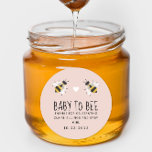 Pink Baby Girl to Bee Honey Duwer Gefallen Runder Aufkleber<br><div class="desc">Ideal für eine Babydusche zum Thema Biene oder als Teil eines Honigvorteils,  bietet dieser Geschenketiker eine süße rustikale Bienenabbildungen mit einem Herz und ist leicht zu personalisieren auf einer süßen und modernen Muschel Rosa,  ideal für die Feier eines kleinen Mädchens.</div>
