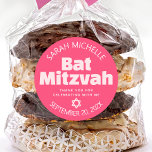 Pink Bat Mitzvah Bold Typografie Cool Retro Groovy Runder Aufkleber<br><div class="desc">Seien Sie stolz, freuen Sie sich und präsentieren Sie diesen Meilenstein Ihres Lieblings-Bat Mitzvah! Nutzen Sie diesen stilvollen Pop, personalisierte Aufkleber, um ihren besonderen Tag zu ergänzen. Spaß, Groovy, rot und weiß modern sans serif typografie und Star of David überlagern einen kühnen korallenrosa Hintergrund. Personalisieren Sie den benutzerdefinierten Text mit...</div>