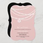 Pink Bat Mitzvah Glitzern Stern von David laden Einladung<br><div class="desc">Pink Bat Mitzvah Glitzern Star der David Religious Invitation Card für Mädchen. Diese moderne und stilvolle, religiöse Einladung Flachkarte besticht durch schicke, funkelnde Zierleisten aus Licht, die an der Vorderseite mit einem einfachen Stern der david Ikone aufgehängt sind. Es gibt viele Farbvarianten dieses Designs in Grau, Gold, Rosa und Blau....</div>