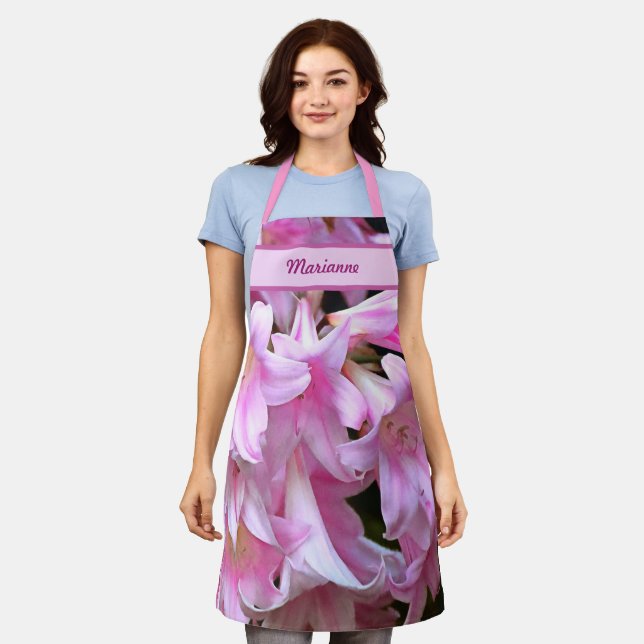 Pink Belladonna Amaryllis Lilis mit Namen Schürze (Getragen)