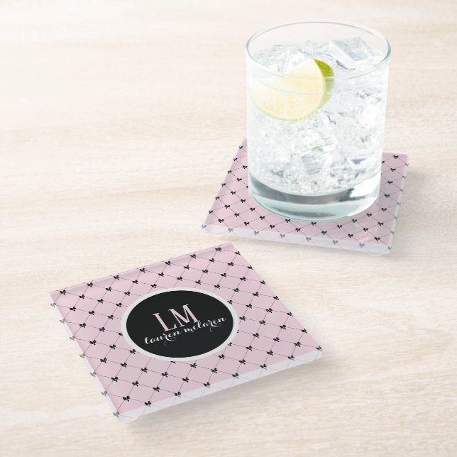 Pink & Black Bow Monogram Glasuntersetzer (Schrägansicht)