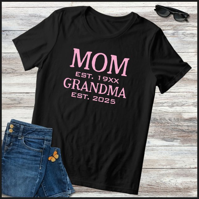 Pink & Black Oma wird Großmutter 2025 Tri-Blend Shirt (Von Creator hochgeladen)