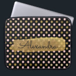 Pink, Black und Gold Foil Polka Dose Name Laptopschutzhülle<br><div class="desc">Rosa,  Schwarz und Imitate Gold Foil Polka Dot Muster mit Gold Paint Stripe Elegant Monogram Computer Case. Dieser Fall kann so angepasst werden,  dass er Ihren vollständigen Namen mit einem schönen handgeschriebenen schwarzen Skript enthält.</div>