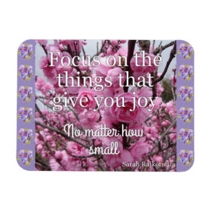 Pink Blossom Fokus auf dem Joy Quote Magnet