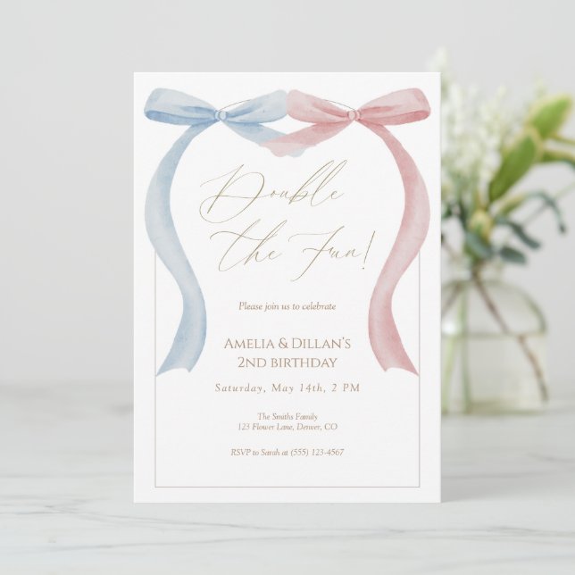 Pink blue bow Twin Birthday Invitation Einladung (Stehend Vorderseite)