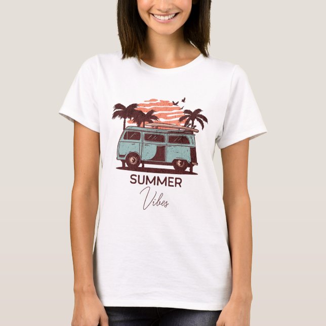 Pink & Blue Retro Sunset Summer Vibes Typografie T-Shirt (Vorderseite)