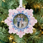 Pink & Blue Snowflake Foto Ornament Karte<br><div class="desc">Dieses Weihnachtsdesign besticht durch eine rosa und blaue Schneeflocke auf einem rot-rosa Hintergrund mit einem Foto. Sie können mit Ihrem Namen Jahr personalisieren.</div>
