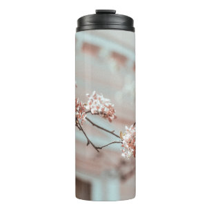 PINK-BLUME IM SCHALTEN FOKUSSCHUSS THERMOSBECHER
