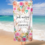 Pink Blush Floral Custom nur verheiratet Strandtuch<br><div class="desc">Machen Sie mit diesem stilvollen und einzigartigen Strandtuch Ihren Status offiziell. Dieses rosafarbene Blütenhandtuch ist der perfekte Weg, um Ihren neuen Titel zu zeigen und am Strand oder Pool eine Aussage zu machen. Dieses trendige Handtuch ist ein absolutes Muss für alle, die den Strand lieben und frisch verheiratet sind. Freuen...</div>