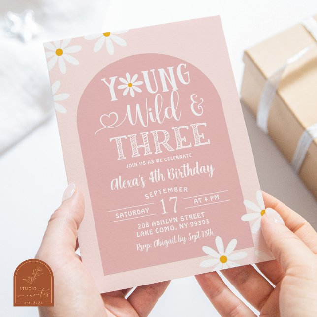 Pink Boho Arch Daisy Young Wild und Three Birthday Einladung (Von Creator hochgeladen)